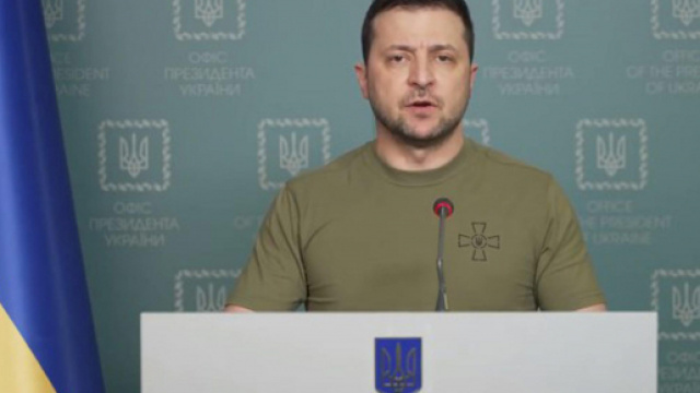 Zelens'kyj in collegamento con la manifestazione per la pace a Firenze.