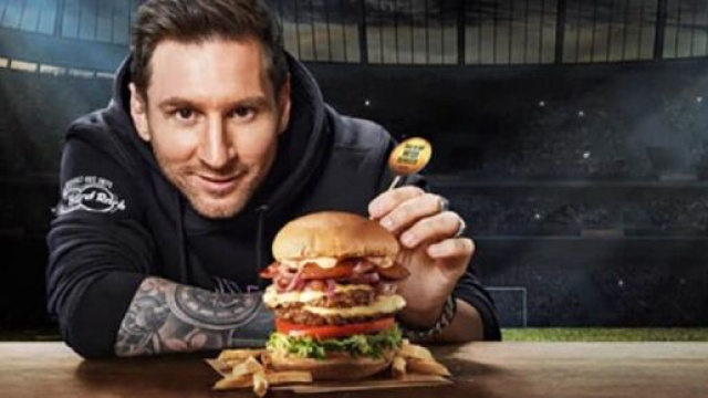 Eliminé de la Ligue des champions, Leo Messi se console avec un burger polémique (capture YouTube)