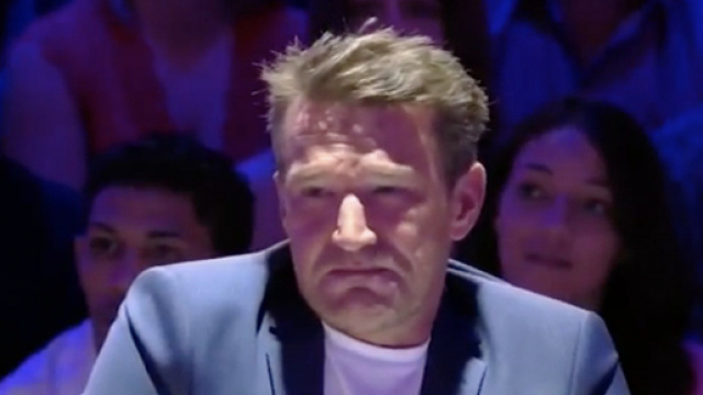 Le présentateur de Secret Story Benjamin Castaldi en larmes sur le plateau de TPMP, présentée par Cyril Hanouna. Source : capture d’écran C8.