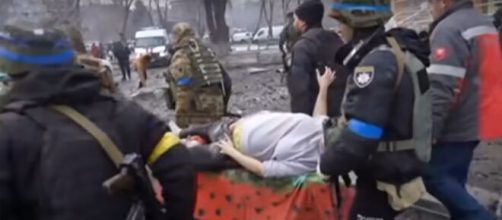 El momento que la joven embarazada es evacuada de la maternidad bombardeada (Captura de vídeo RRSS)