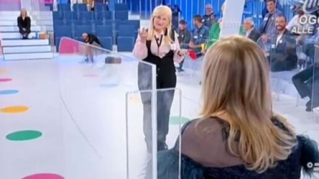 Uomini e donne, Lucia crea scalpore in studio e Maria bacchetta Tina: 'Che figuraccia'.