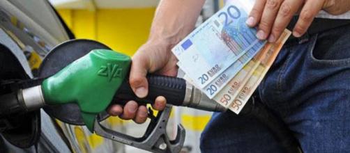 Il decreto 'taglia prezzi' in arrivo entro il fine settimana ridurrà il prezzo della benzina di 0,15 euro al litro.