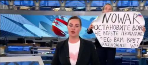 La periodista rusa interrumpiendo el noticiario (Captura de pantalla RR. SS.)