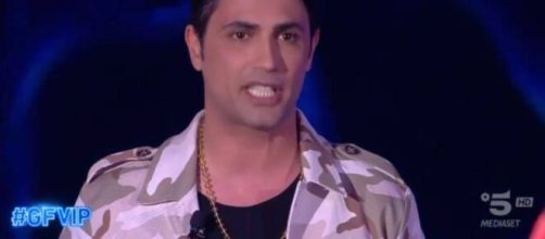 GFVip, Biagio D'Anelli prende in giro Miriana: 'Mi lasci il tuo numero? Non ho il pin'.