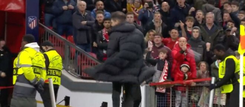 Diego Simeone victime de projectiles lors de la rencontre entre United et l'Atletico. (crédit capture Canal+)