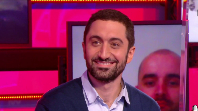 .Jimmy Mohamed sur le plateau de TPMP, pr&eacute;sent&eacute;e par Cyril Hanouna. Il parle urine. Source : capture d&rsquo;&eacute;cran C8.