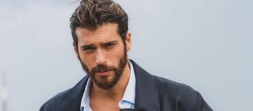 Can Yaman immortalato in discoteca: fan notano sguardo serio e pensieroso (Video).