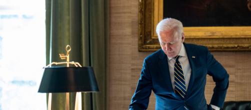 Joe Biden en una llamada telefónica con Volodimir Zelenski, presidente de Ucrania, realizada el pasado viernes (Twitter/@POTUS)