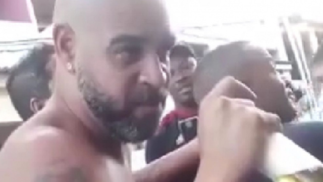 Adriano sur une moto dans un état second, la vidéo devient virale (capture YouTube)