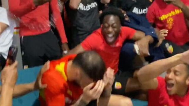 Jonathan Clauss et ses coéquipiers fêtant sa sélection avec les Bleus. (crédit capture RC Lens Twitter)