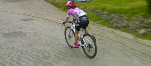 Ciclismo, Nokere Koerse: si rompe un pedale, cicista prosegue con una sola gamba.