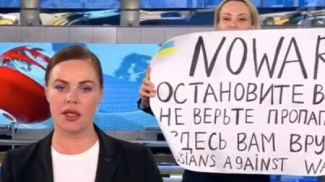 Guerra in Ucraina, Marina Ovsyannikova rifiuta l'asilo politico offerto dalla Francia.