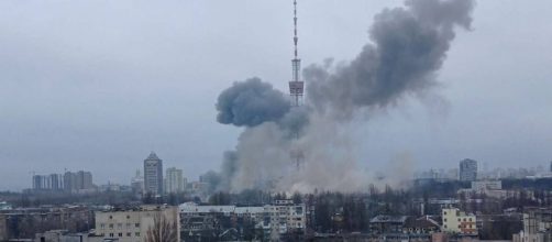 La torre de televisión de Kiev destruida por los misiles de Rusia (Twitter/@KyivIndependent)