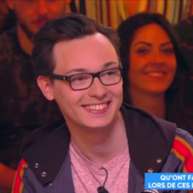 Clément Garin, chroniqueur de Cyril Hanouna sur le plateau de TPMP. Source : capture d’écran C8.