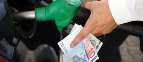 Riduzione di 0,25 eueo/litro ai carburanti per 30 giorni da martedì 22 marzo.