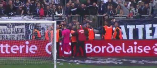 Benoît Costil proche d'un fan bordelais un peu trop véhément à son goût. (crédit capture Prime Video)