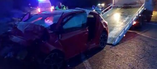 El coche del joven quedó destrozado (Captura del vídeo del accidente)