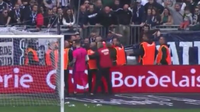 Benoît Costil proche d'un fan bordelais un peu trop véhément à son goût. (crédit capture Prime Video)