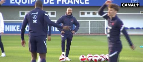 Paul Pogba et Kylian Mbappé avec l'équipe de France. (crédit capture Canal+)