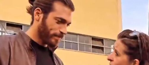 Can Yaman rimproverato sul set