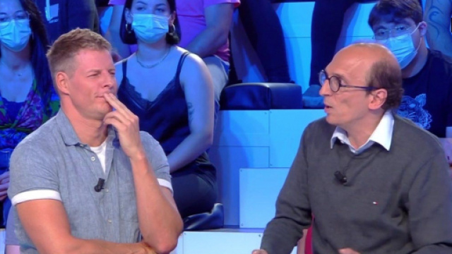 Fabrice Di Vizio foudroie Matthieu Delormeau sur TPMP. Source : capture d’écran C8.
