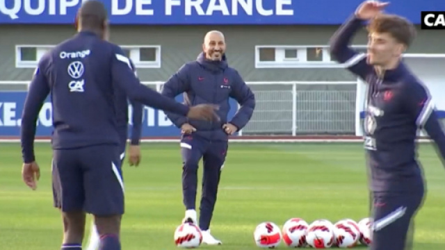 Paul Pogba et Kylian Mbappé avec l'équipe de France. (crédit capture Canal+)