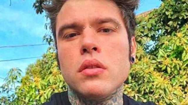 Fedez parla della sua malattia: ha un tumore al pancreas