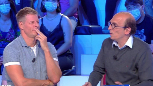 Matthieu Delormeau parle à Fabrice Di Vizio dans TPMP. Source : capture d’écran C8.
