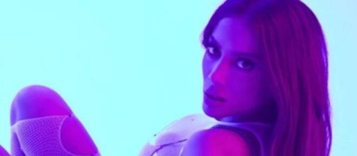Anitta no clipe 'Envolver'. (Reprodução/Instagram)