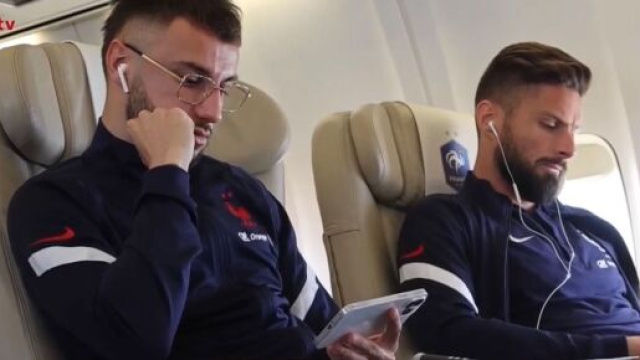 Jonathan Clauss et Olivier Giroud en équipe de France. (crédit Twitter)