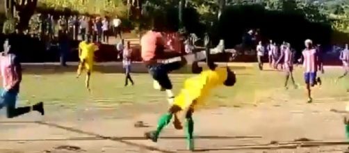 Un tacle à la gorge d'une violence rare met K.O. un joueur africain (capture YouTube)