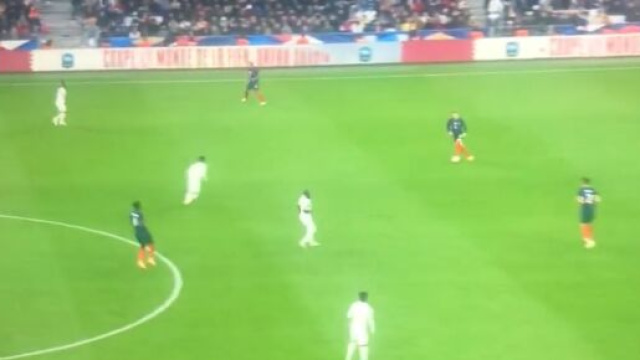 Adrien Rabiot conspué à chacune de ses prises de balle. (crédit Twitter)