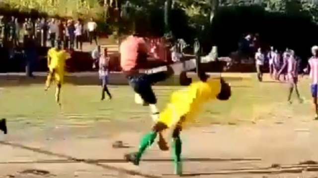 Un tacle à la gorge d'une violence rare met K.O. un joueur africain (capture YouTube)