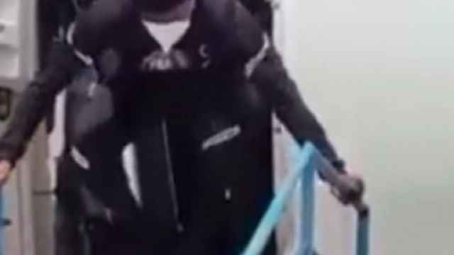 L'arrivée gênante de la sélection du Nigéria à Accra fait le buzz (capture YouTube)