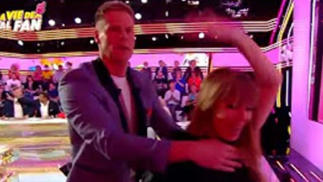 TPMP People : Le sosie de Pamela Anderson se met dans son plus simple appareil. Source : capture d’écran C8.