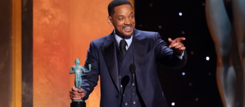 Will Smith sferra uno schiaffo al conduttore degli Oscar e urla: 'Non usare quel nome'.