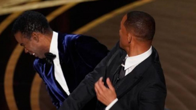 Notte degli Oscar 2022, Will Smith colpisce Chris Rock.