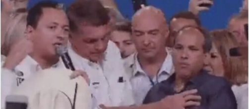 Bolsonaro empurra intérprete de libras em evento em Brasília (Reprodução/Redes sociais)