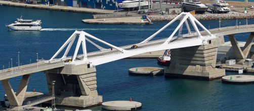 El Puente de la Puerta de Europa, donde fue hallado el cuerpo de la mujer (Wikimedia Common)