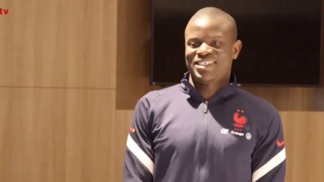 N'Golo Kanté devant ses partenaires pour un discours d'anniversaire. (crédit FFF)