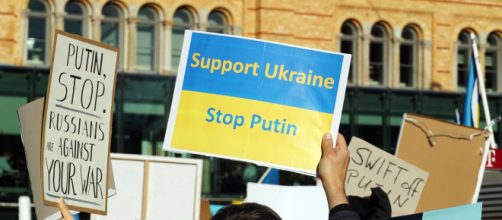 Ciudadanos manifiestan su apoyo a Ucrania y solicitan que detengan al presidente de Rusia, Vladímir Putin (Flickr)