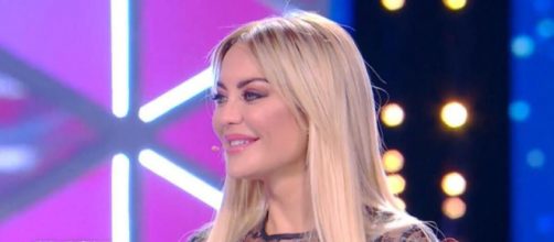 Elena Morali a La Pupa e il Secchione, Luigi Favoloso: 'Non necessario condividere tutto'.