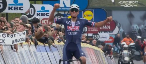 La vittoria di Mathieu Van der Poel alla Dwars door Vlaanderen