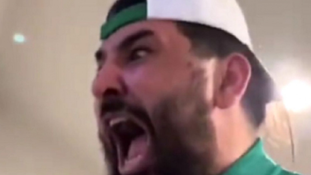 Mohamed Henni pète un câble suite à la défaite de l'Algérie (capture Youtube)