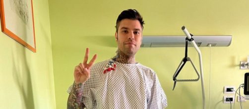 Fedez dimesso dall'ospedale dopo l'intervento al pancreas.