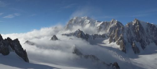 Monte Bianco: scialpinista in un crepaccio, quattro ore per metterlo in salvo.