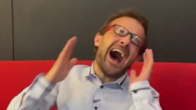 La parodie hilarante de Pierre-Antoine Damecour sur les Vuvuzelas (Capture YouTube)