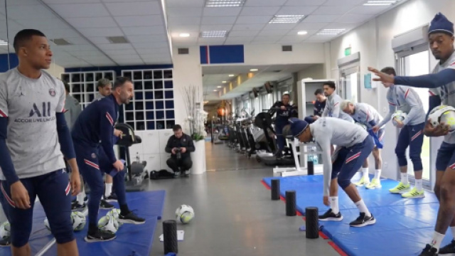 Kylian Mbappé agacé par une blague de Presnel Kimpembe. (crédit capture YouTube PSG)