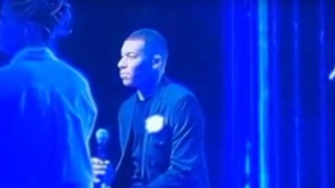 Kylian Mbappé fait le buzz avec ses passages dans l'émission Les Enfoirés (capture YouTube)