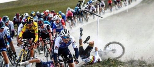 L'incidente di Julian Alaphilippe alla Strade Bianche